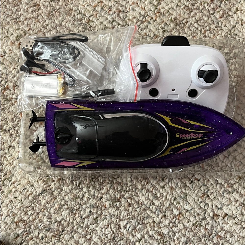 *High Speed Remote Control Speedboat - Picture 2 of 5